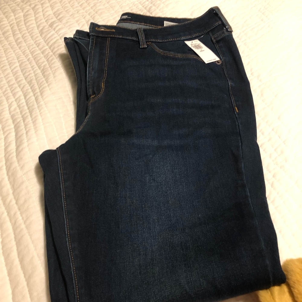 NWT old navy dark wash jean size 12 Short